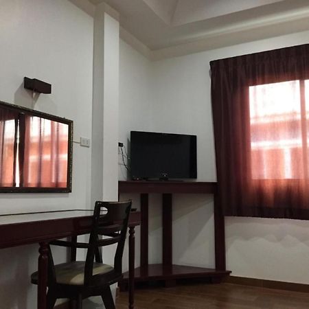 Issara House Bangkok Hotel Ngoại thất bức ảnh