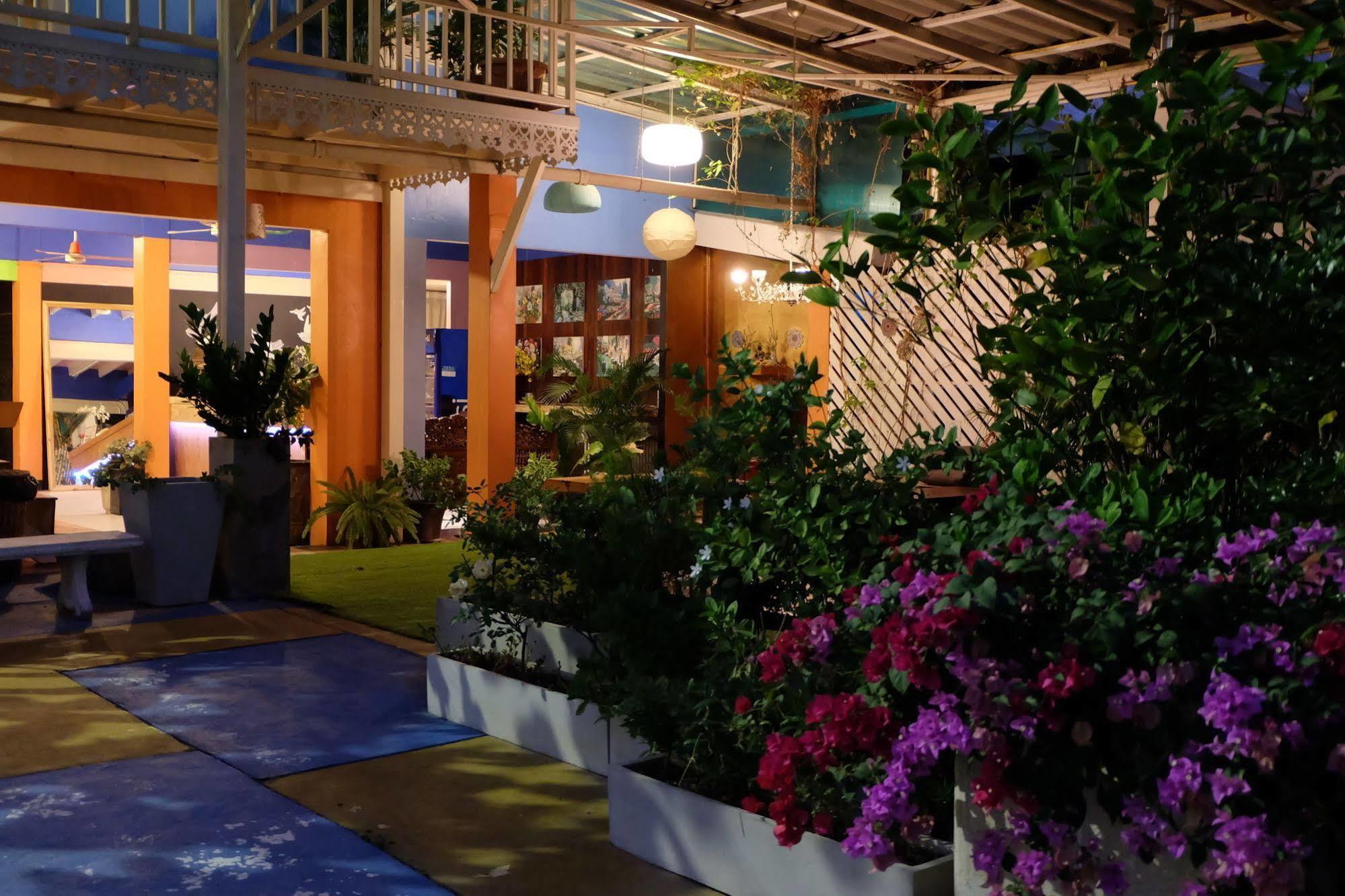 Issara House Bangkok Hotel Ngoại thất bức ảnh
