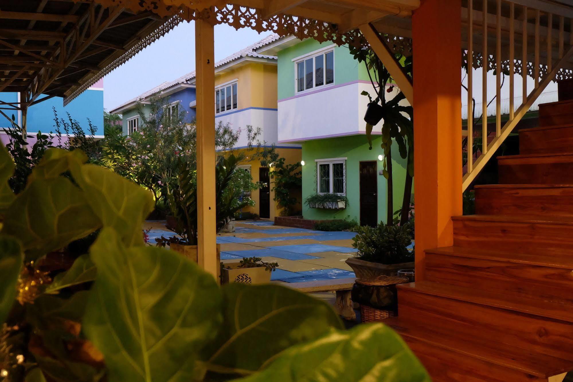 Issara House Bangkok Hotel Ngoại thất bức ảnh